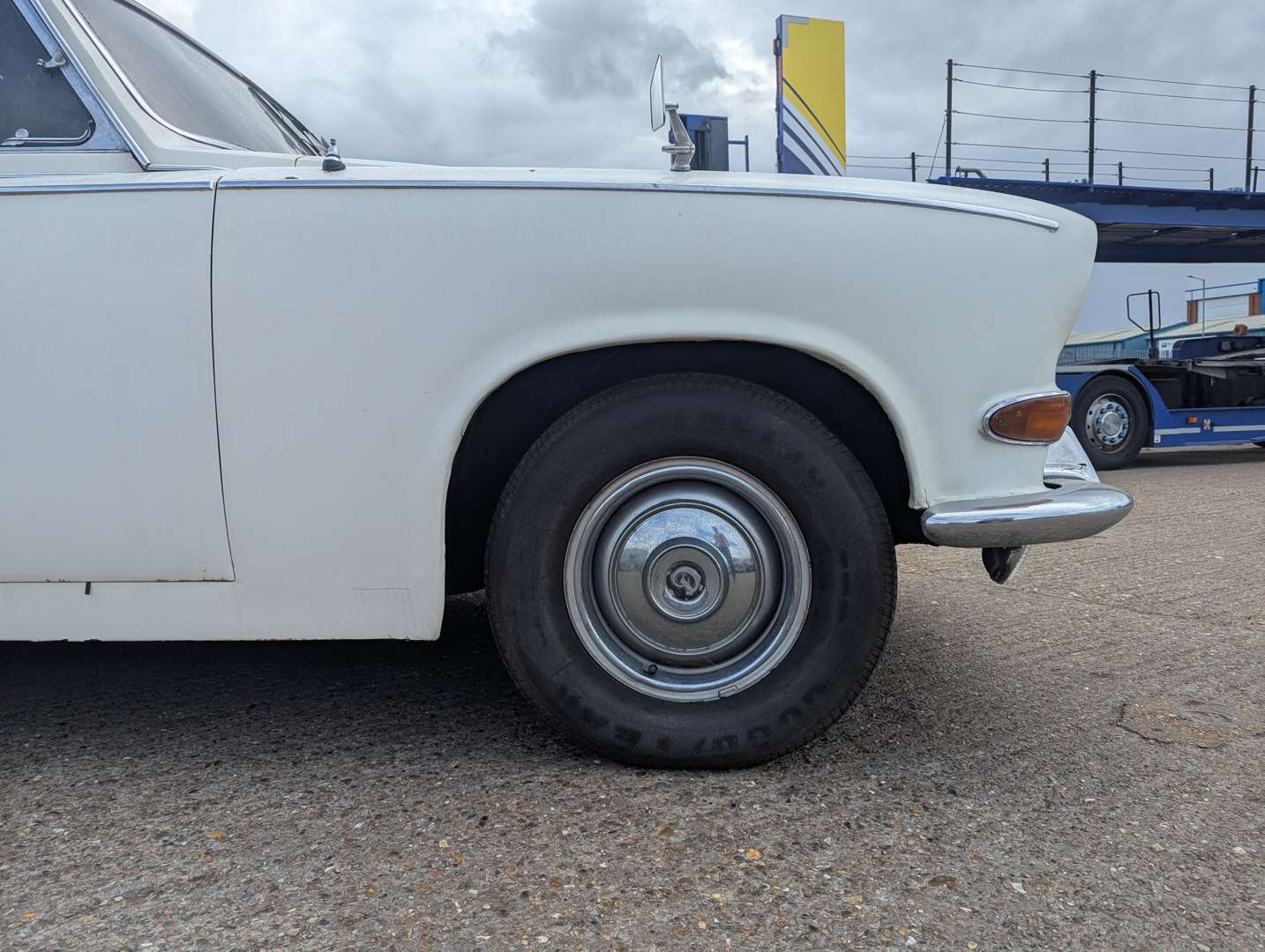 <p>1970 DAIMLER DS420 LIMOUSINE</p>