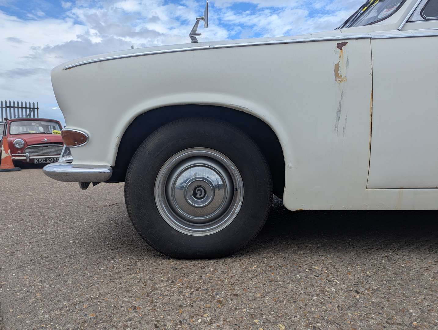 <p>1970 DAIMLER DS420 LIMOUSINE</p>