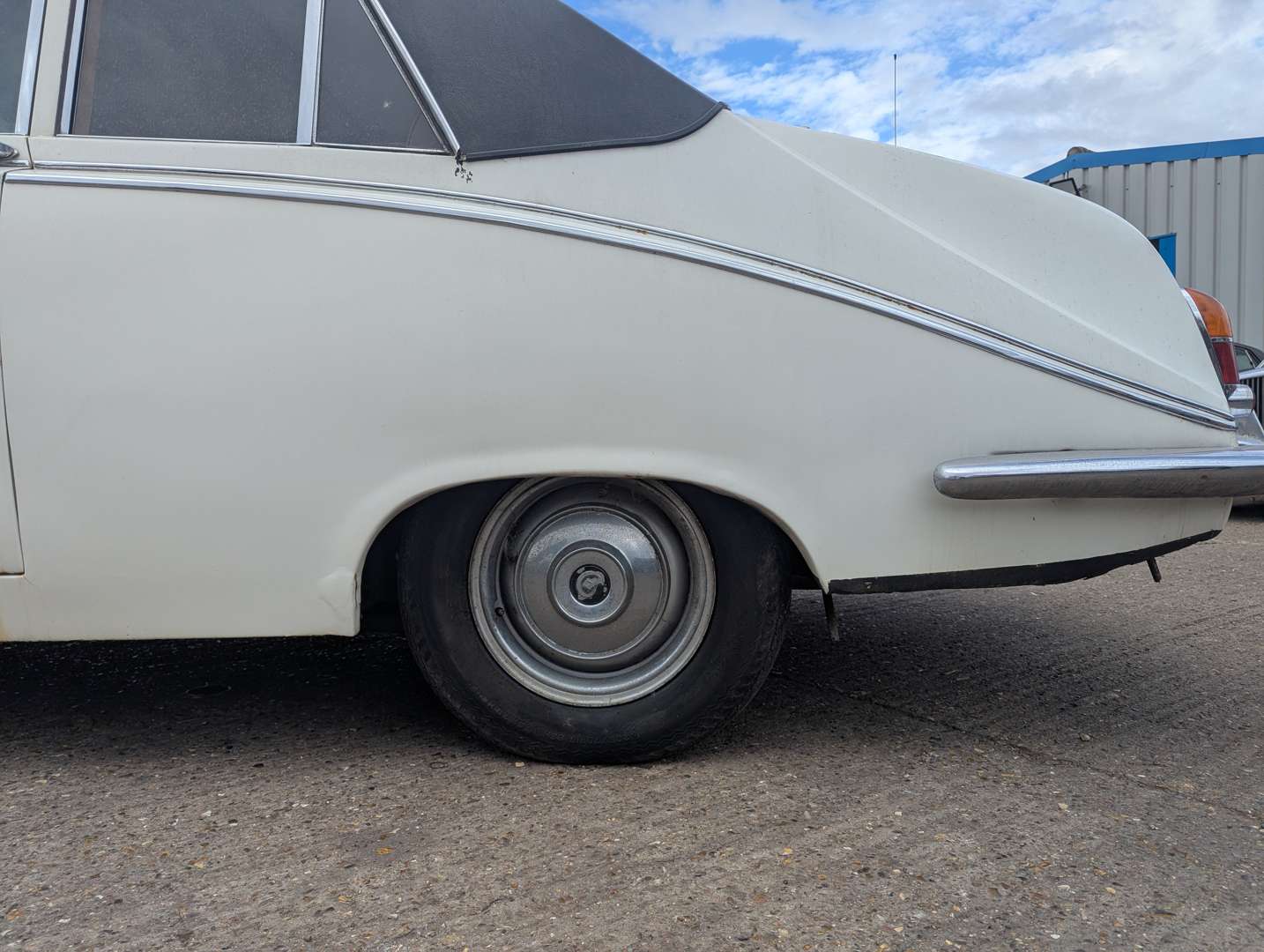 <p>1970 DAIMLER DS420 LIMOUSINE</p>