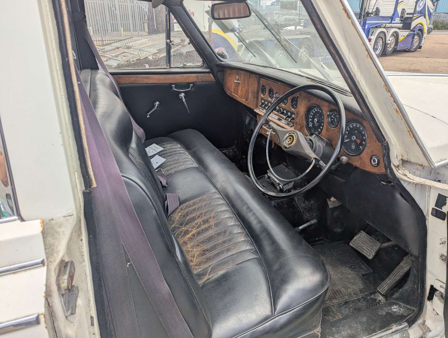 <p>1970 DAIMLER DS420 LIMOUSINE</p>