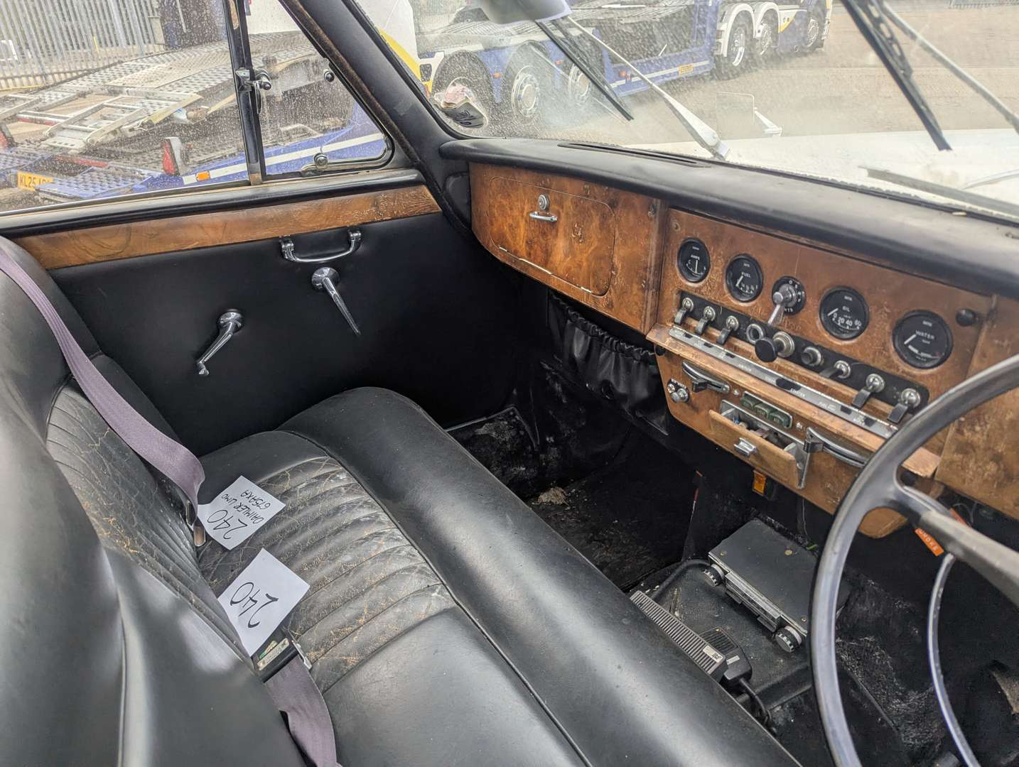 <p>1970 DAIMLER DS420 LIMOUSINE</p>