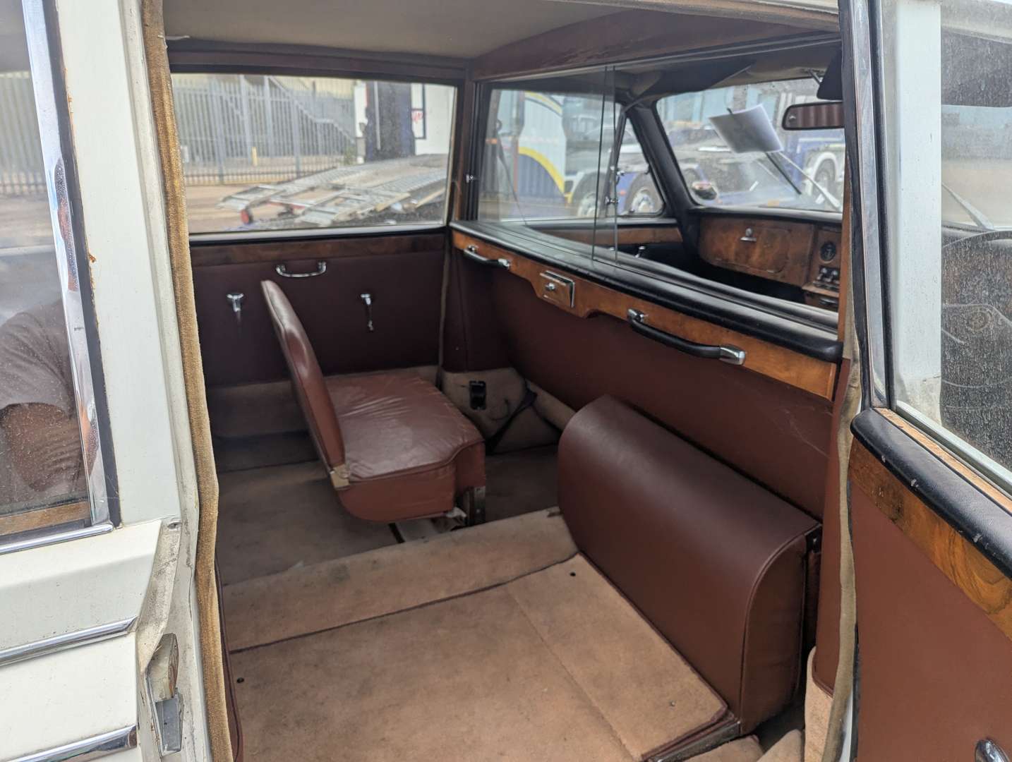 <p>1970 DAIMLER DS420 LIMOUSINE</p>