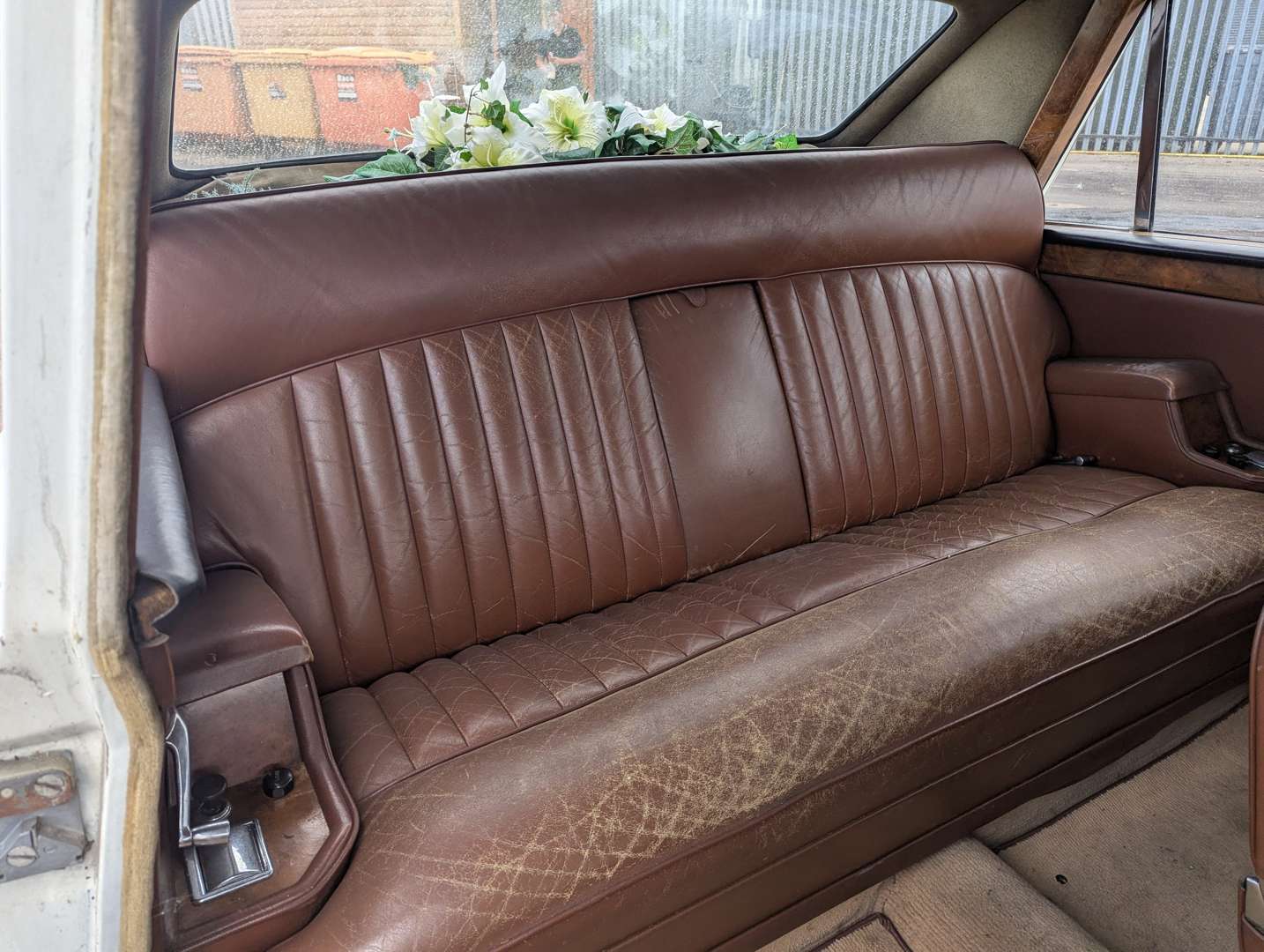 <p>1970 DAIMLER DS420 LIMOUSINE</p>