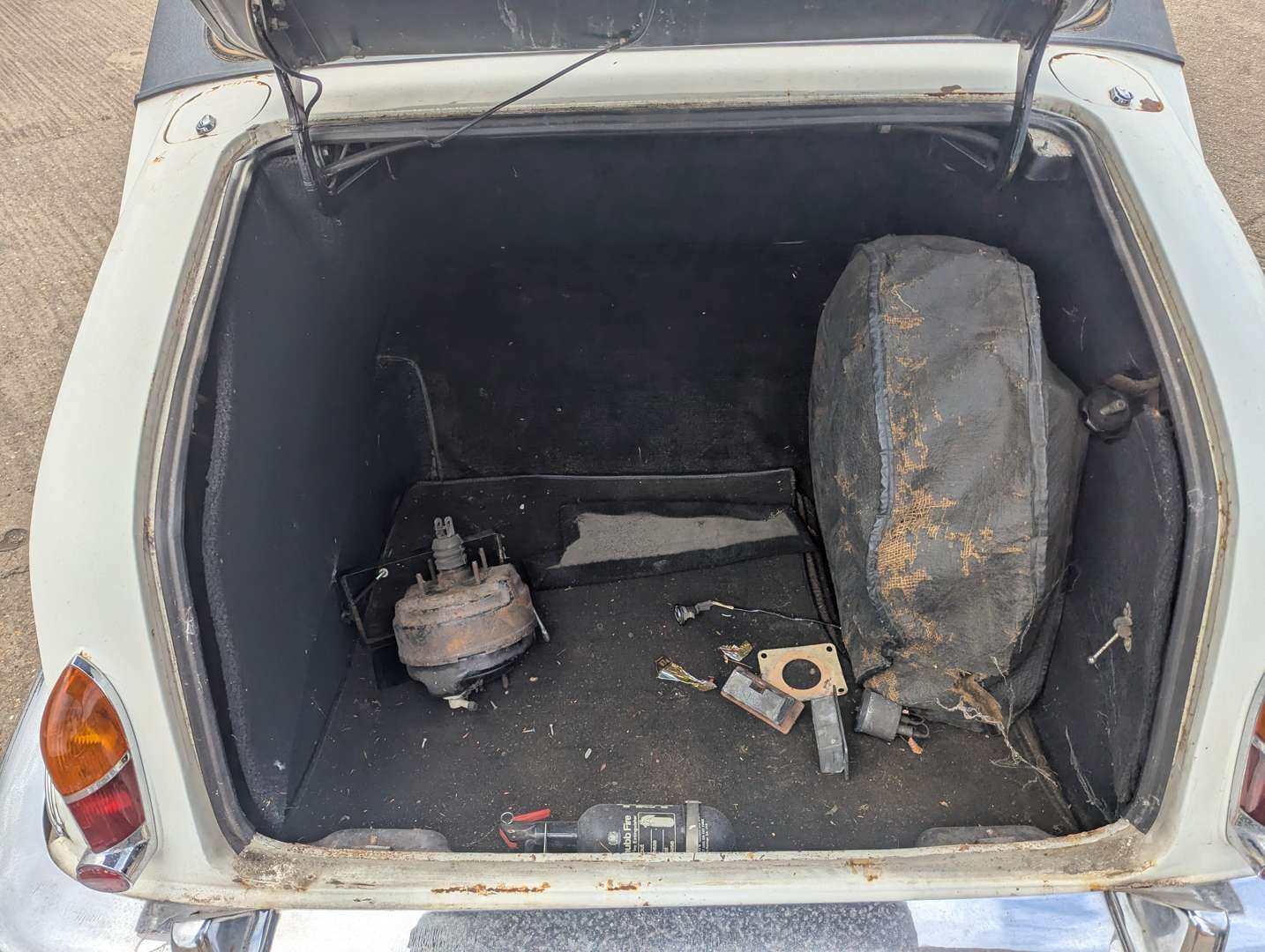 <p>1970 DAIMLER DS420 LIMOUSINE</p>