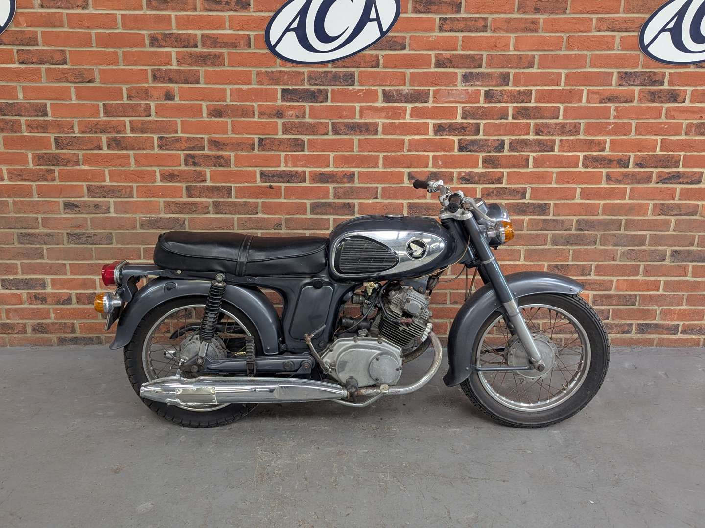 <p>1967 HONDA CD175</p>