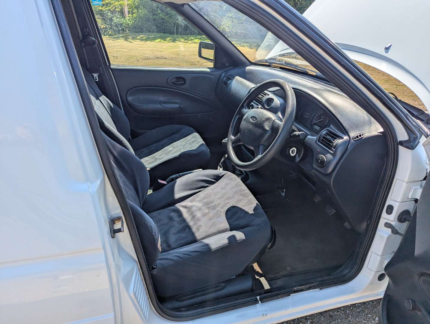 <p>2000 FORD ESCORT VAN 55D</p>