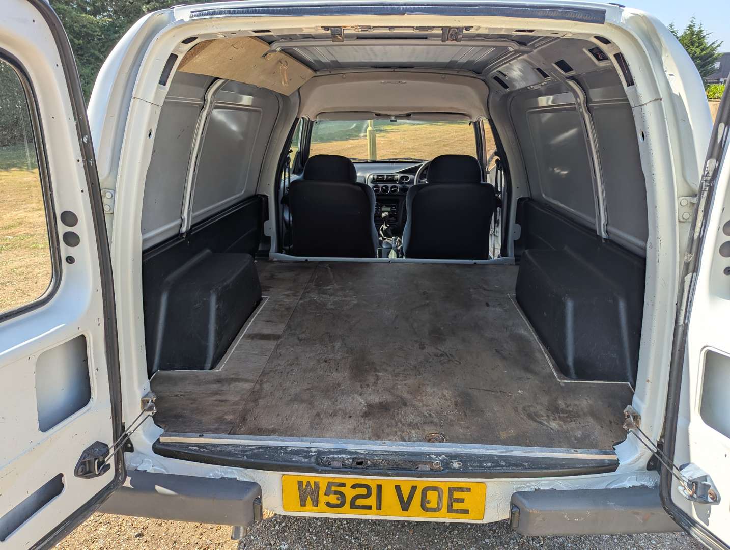 <p>2000 FORD ESCORT VAN 55D</p>