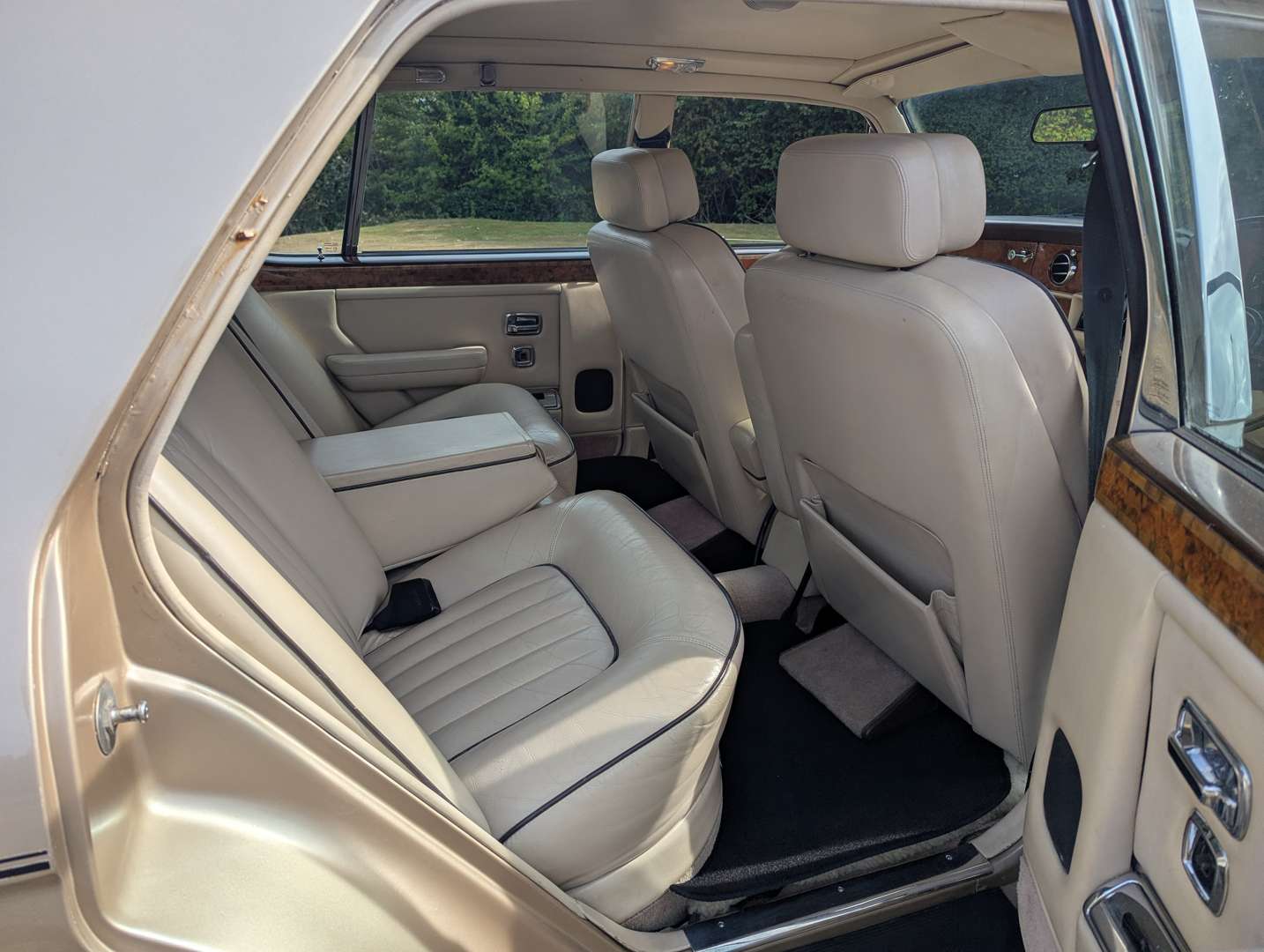 <p>1988 ROLLS ROYCE SILVER SPIRIT</p>