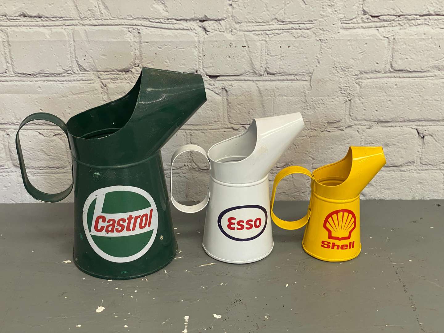 <p>A mixed lot comprising,</p>