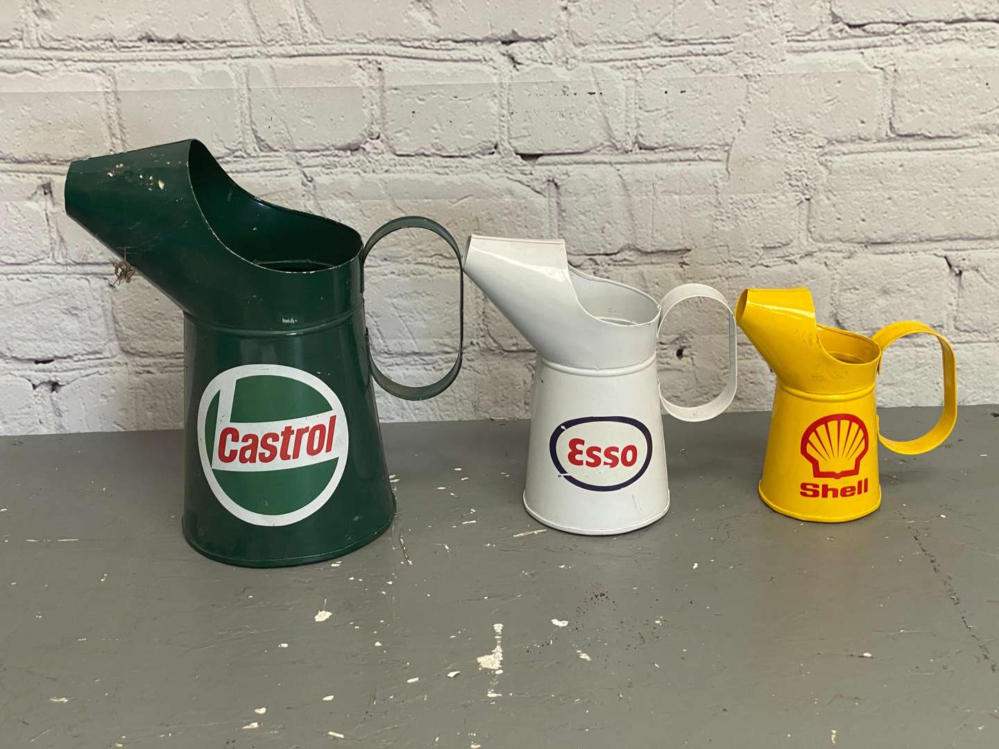 <p>A mixed lot comprising,</p>