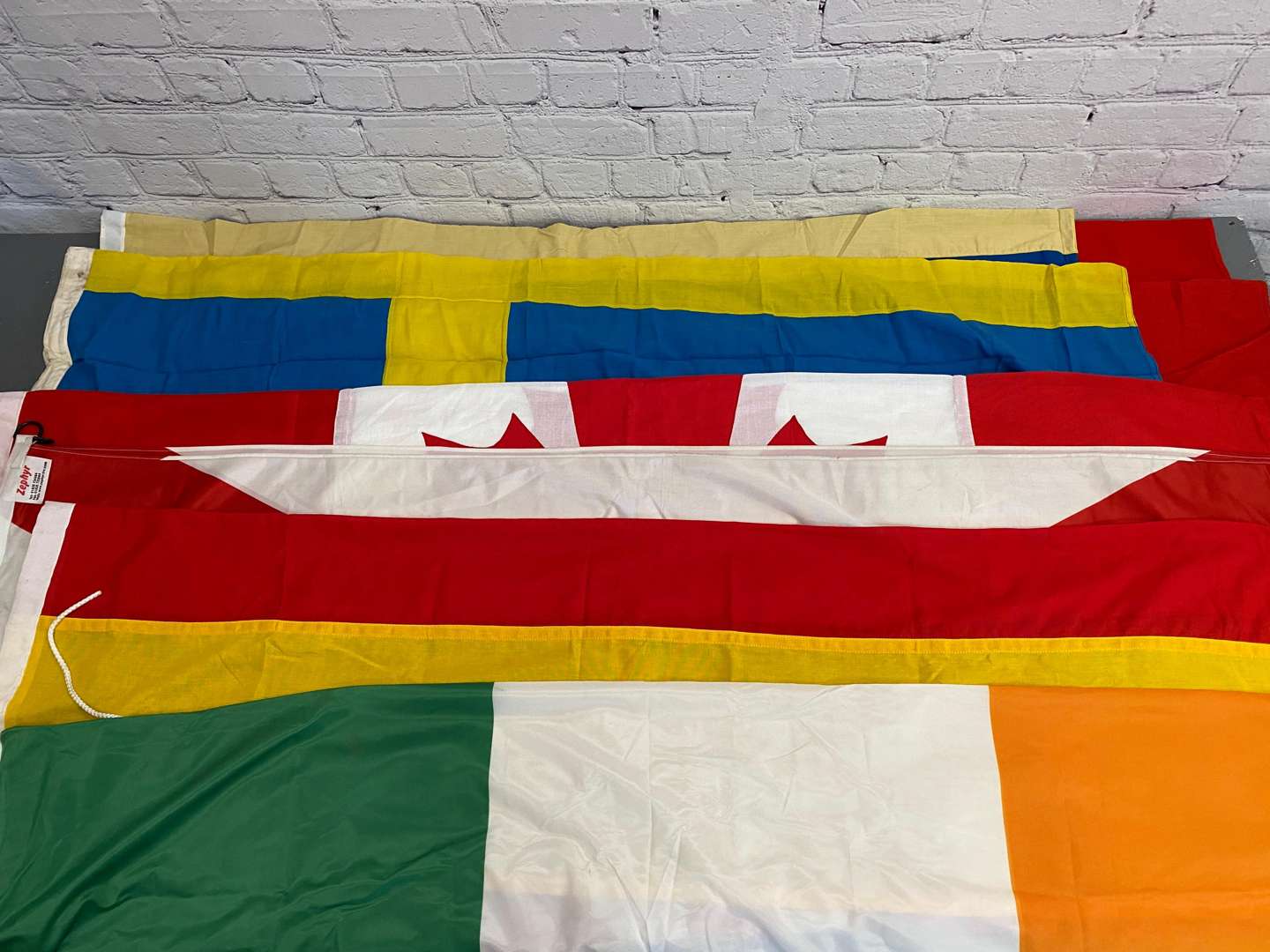 <p>A mixed lot comprising,</p>