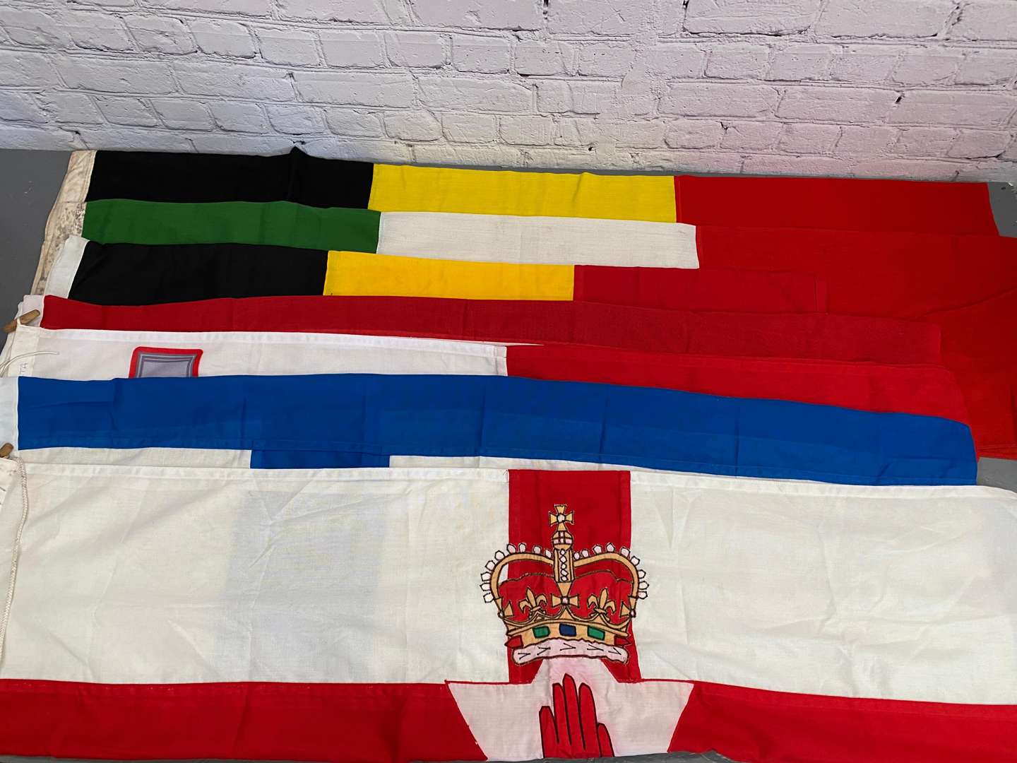 <p>A mixed lot comprising,</p>