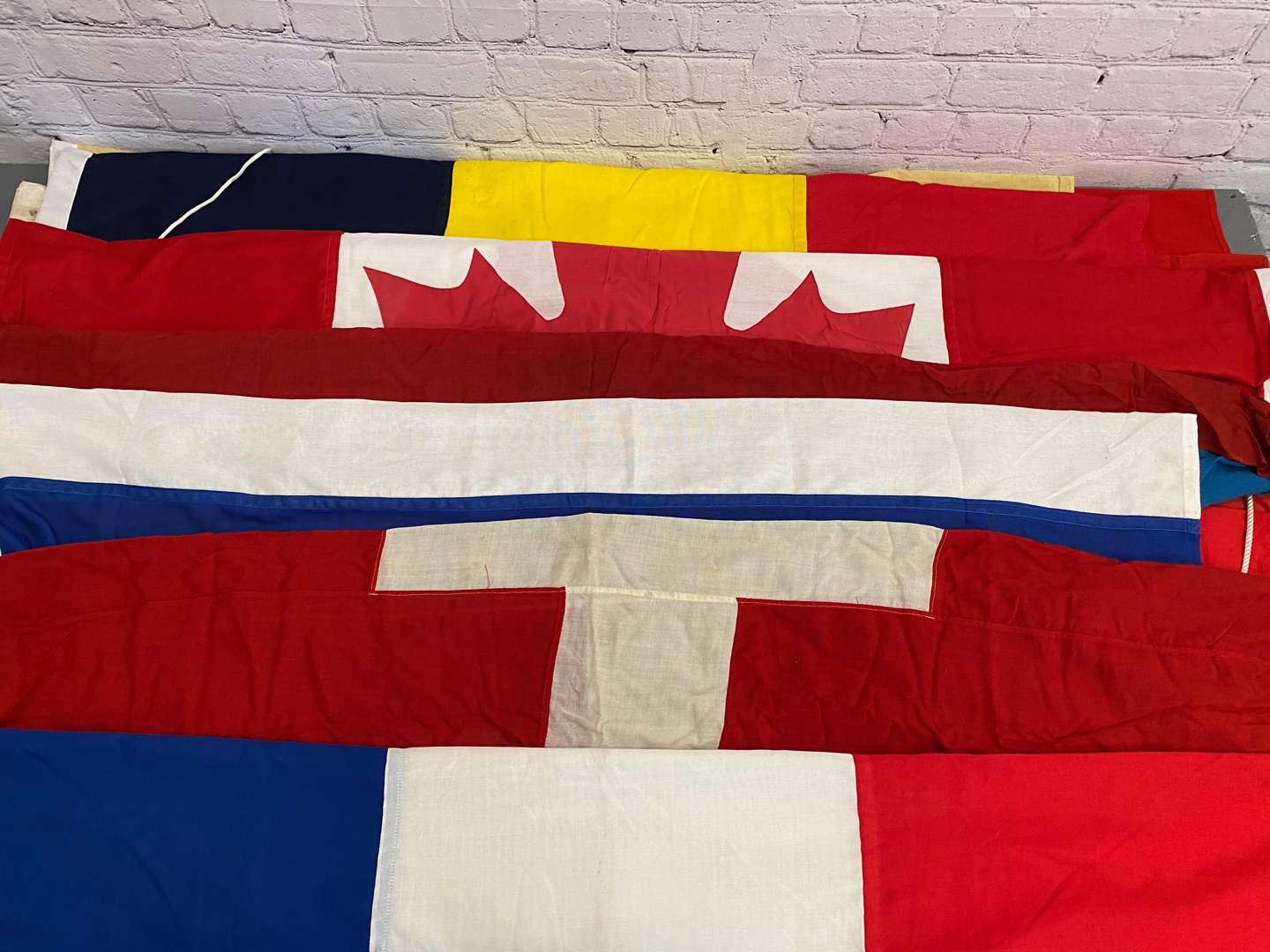 <p>A mixed lot comprising,</p>