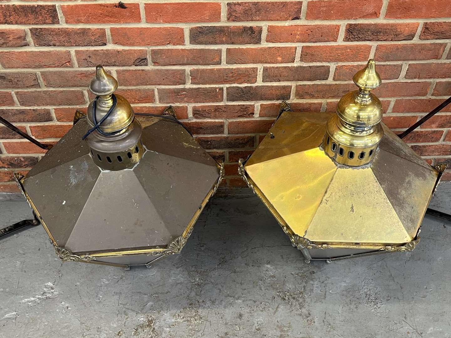 <p>Pair Brass Hexagonal Wall Mounted Lanterns and Brackets &nbsp;</p>