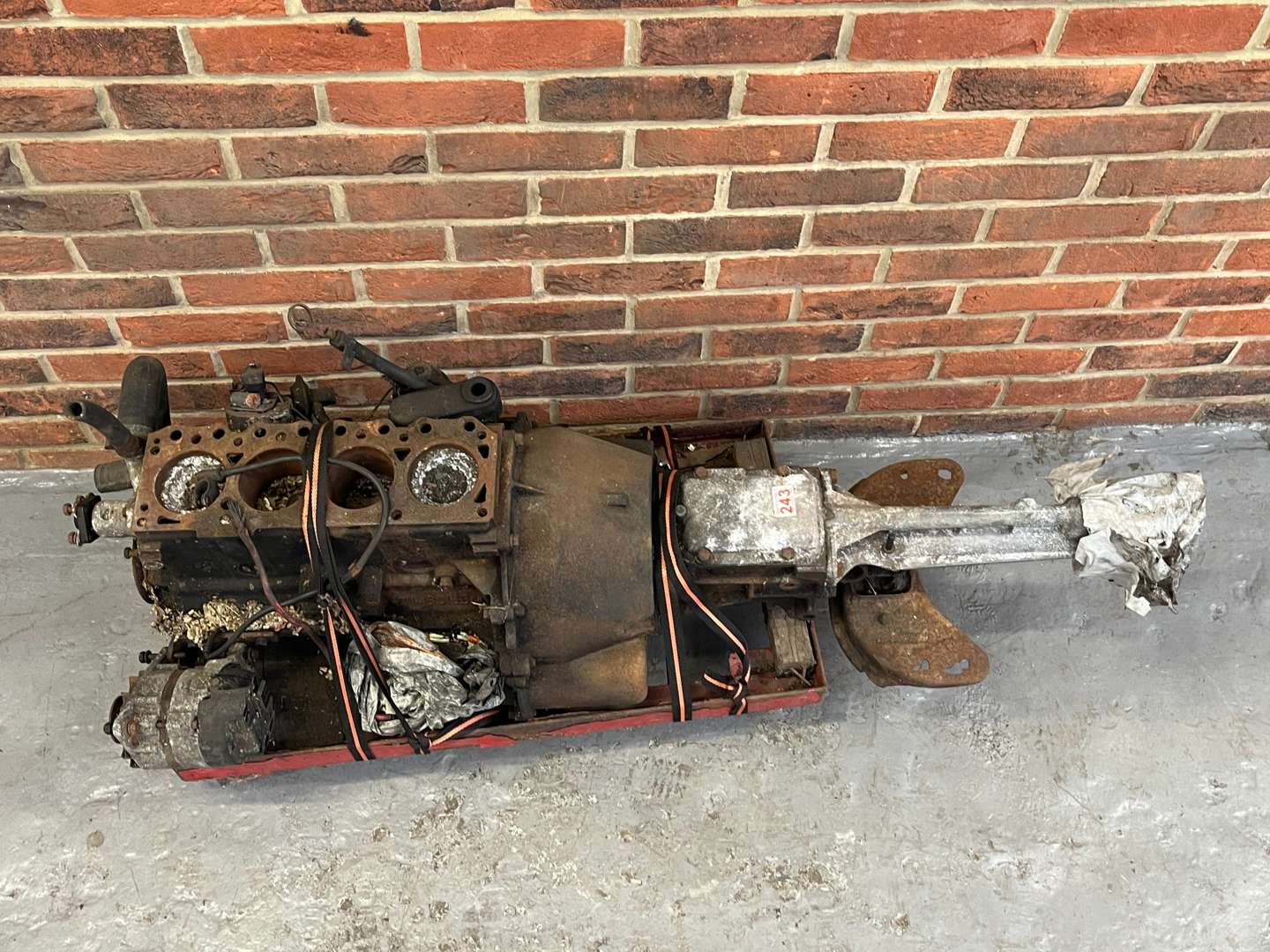 <p>Ford 1.6l Engine and Gearbox 711M</p>