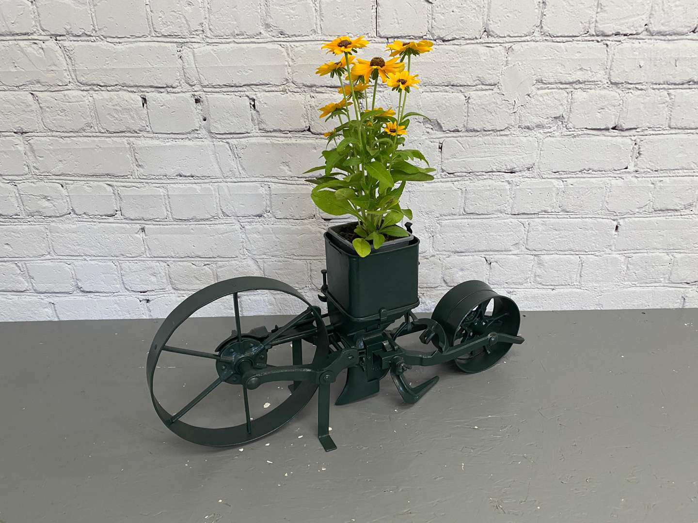 <p>Planet Jr No. 4, an American iron and steel domestic seed drill,&nbsp;</p>