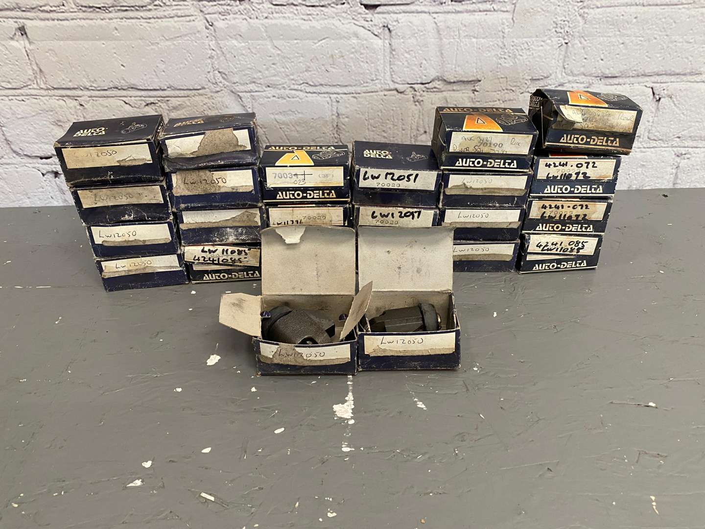 <p>A mixed lot of 24 mostly NOS wheel cylinders,</p>