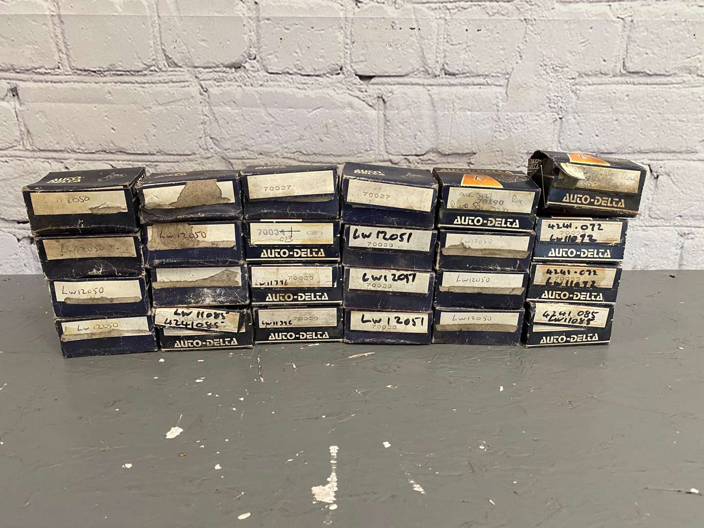 <p>A mixed lot of 24 mostly NOS wheel cylinders,</p>