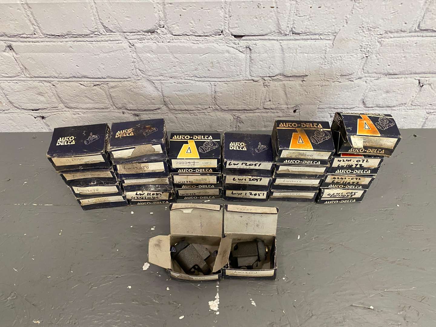 <p>A mixed lot of 24 mostly NOS wheel cylinders,</p>