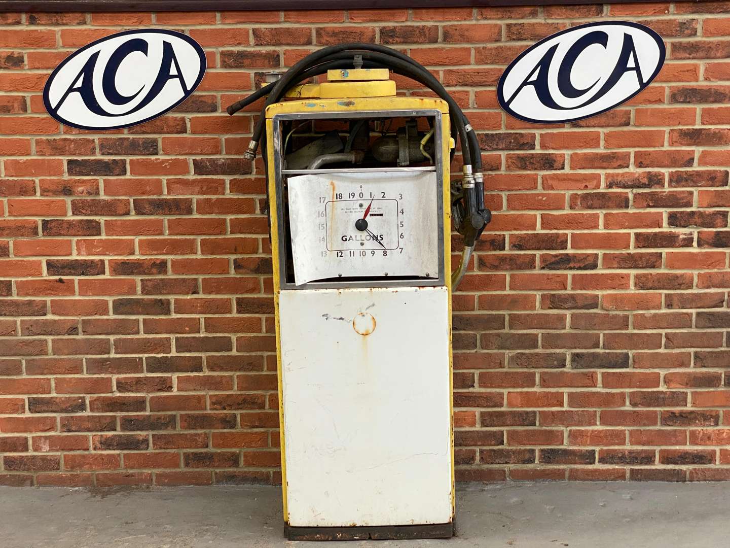 <p>Beckmeter, M50P/DRA clock face fuel pump, 208359,</p>