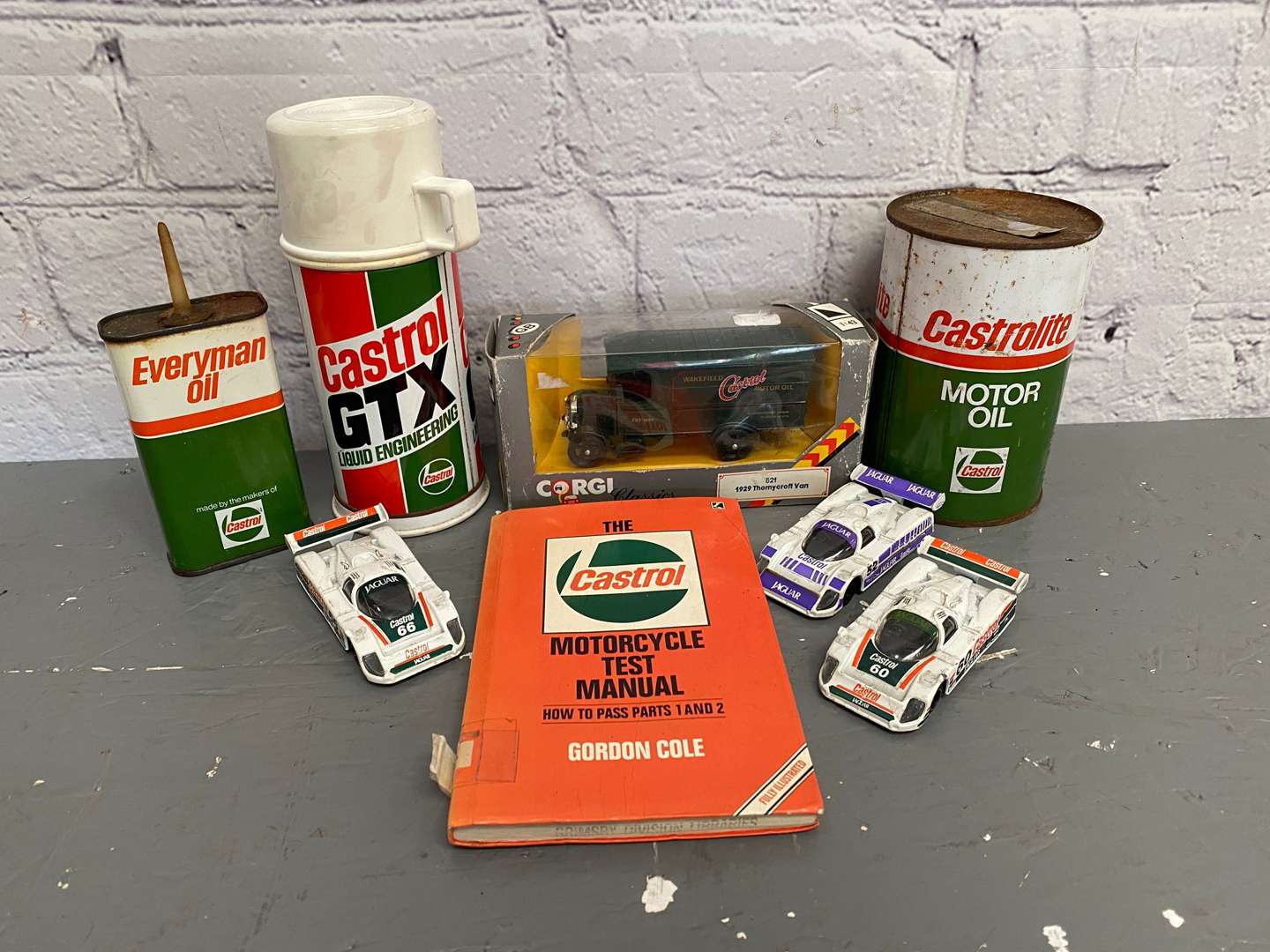 <p>Castrol, a mixed lot of items,</p>