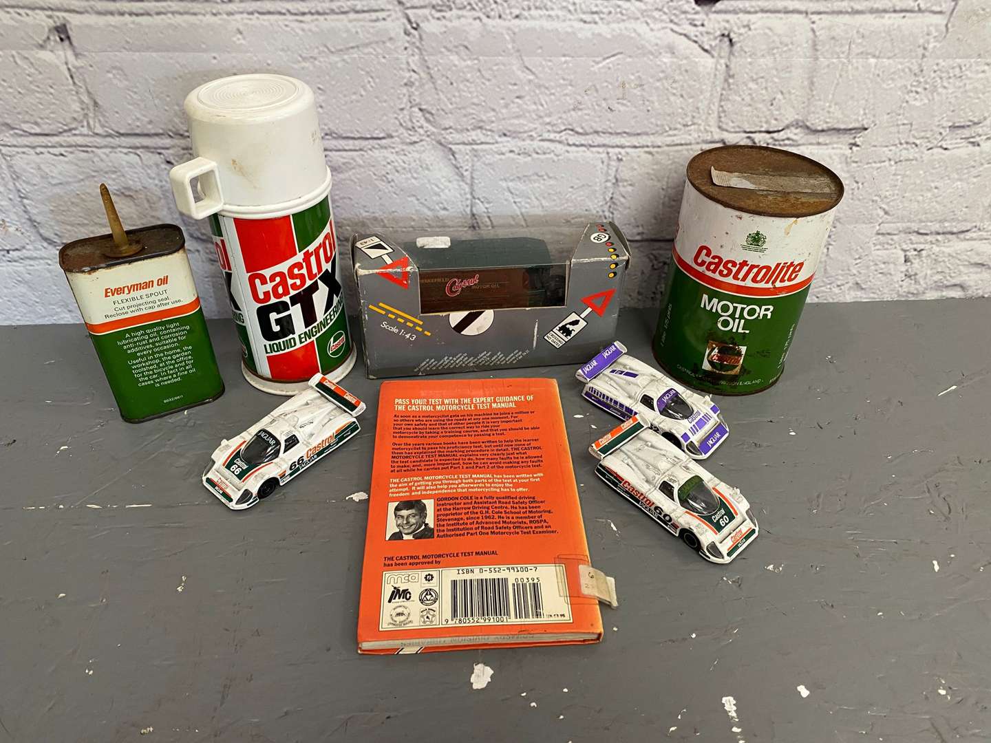 <p>Castrol, a mixed lot of items,</p>