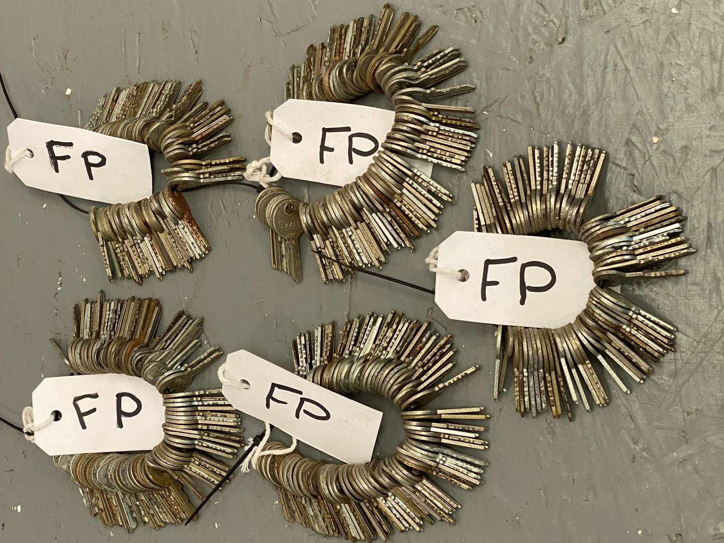 <p>A large quantity of FP Automotive keys,&nbsp;</p>