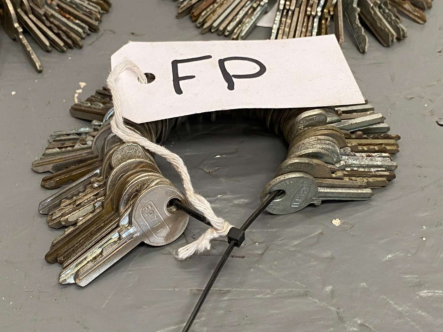 <p>A large quantity of FP Automotive keys,&nbsp;</p>