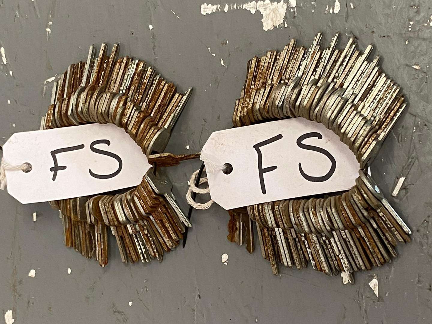 <p>A quantity of various FS Automotive keys</p>