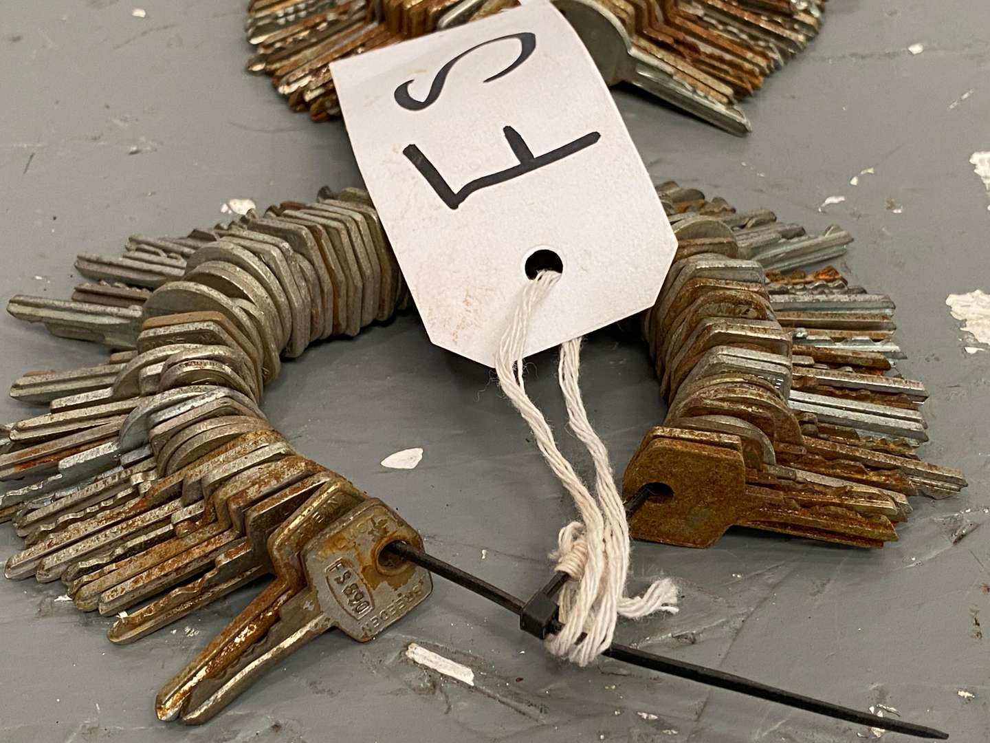 <p>A quantity of various FS Automotive keys</p>