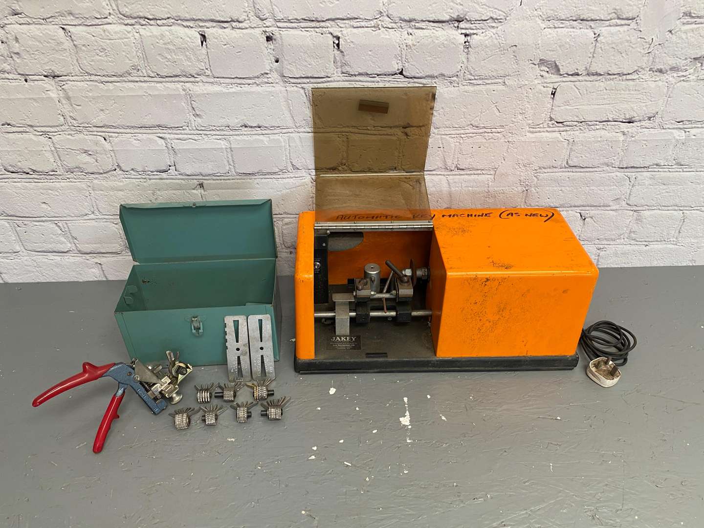 <p>A mixed lot of key cutters,</p>