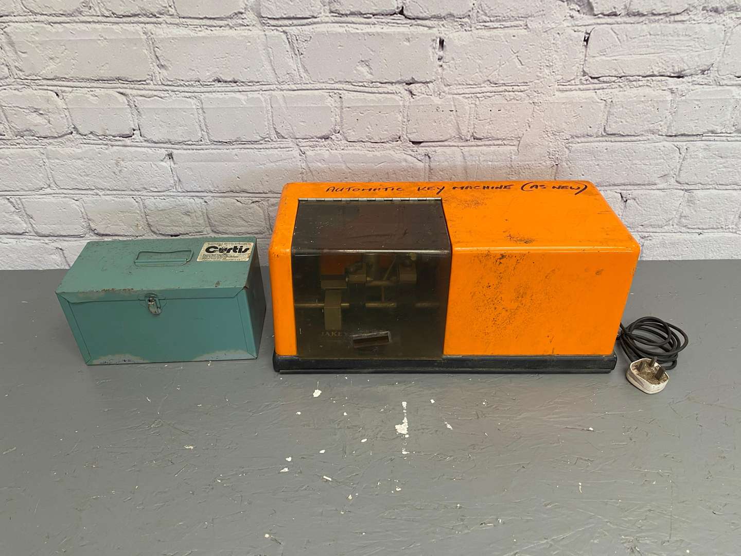 <p>A mixed lot of key cutters,</p>