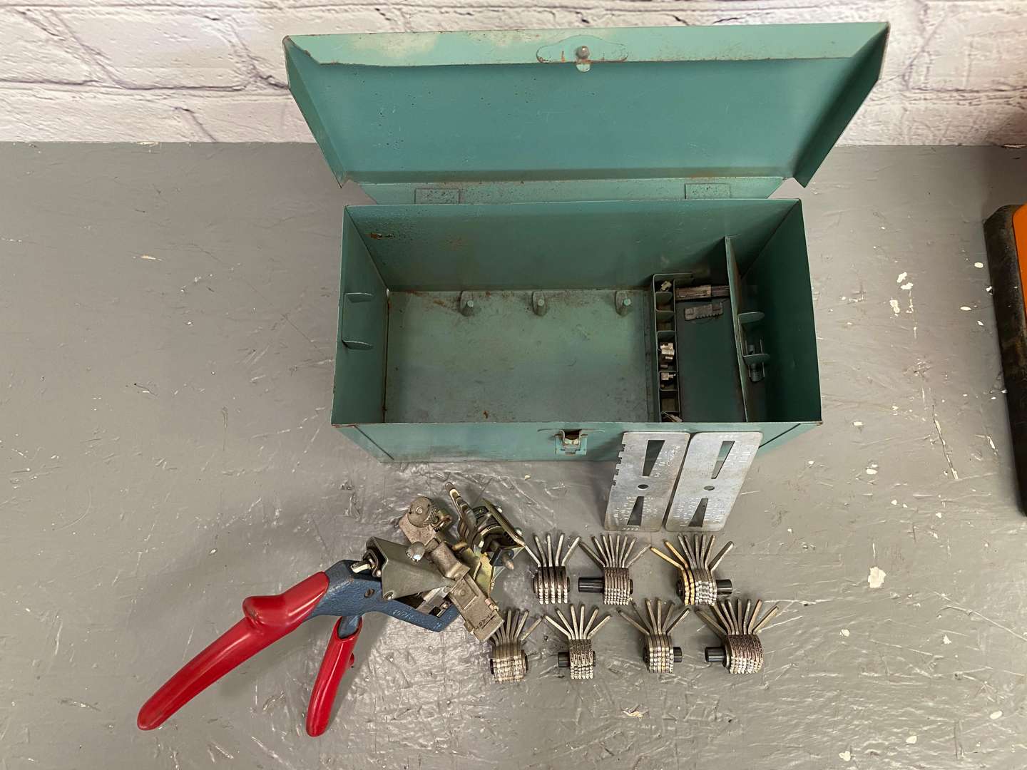 <p>A mixed lot of key cutters,</p>