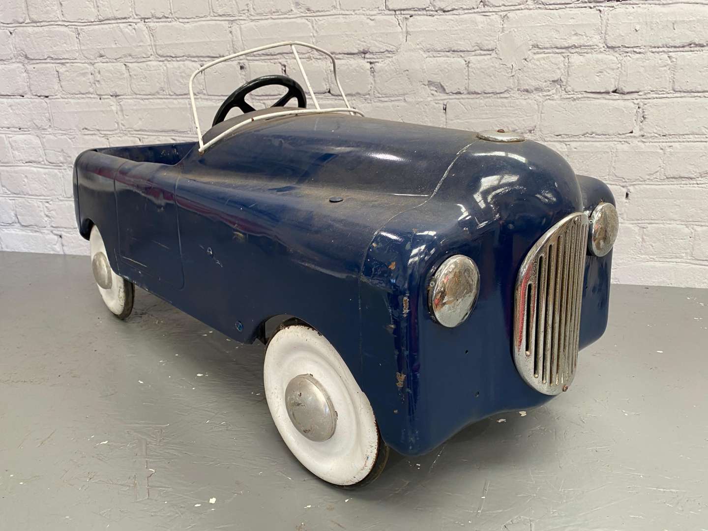 <p>Tri-ang, pressed steel pedal car,</p>