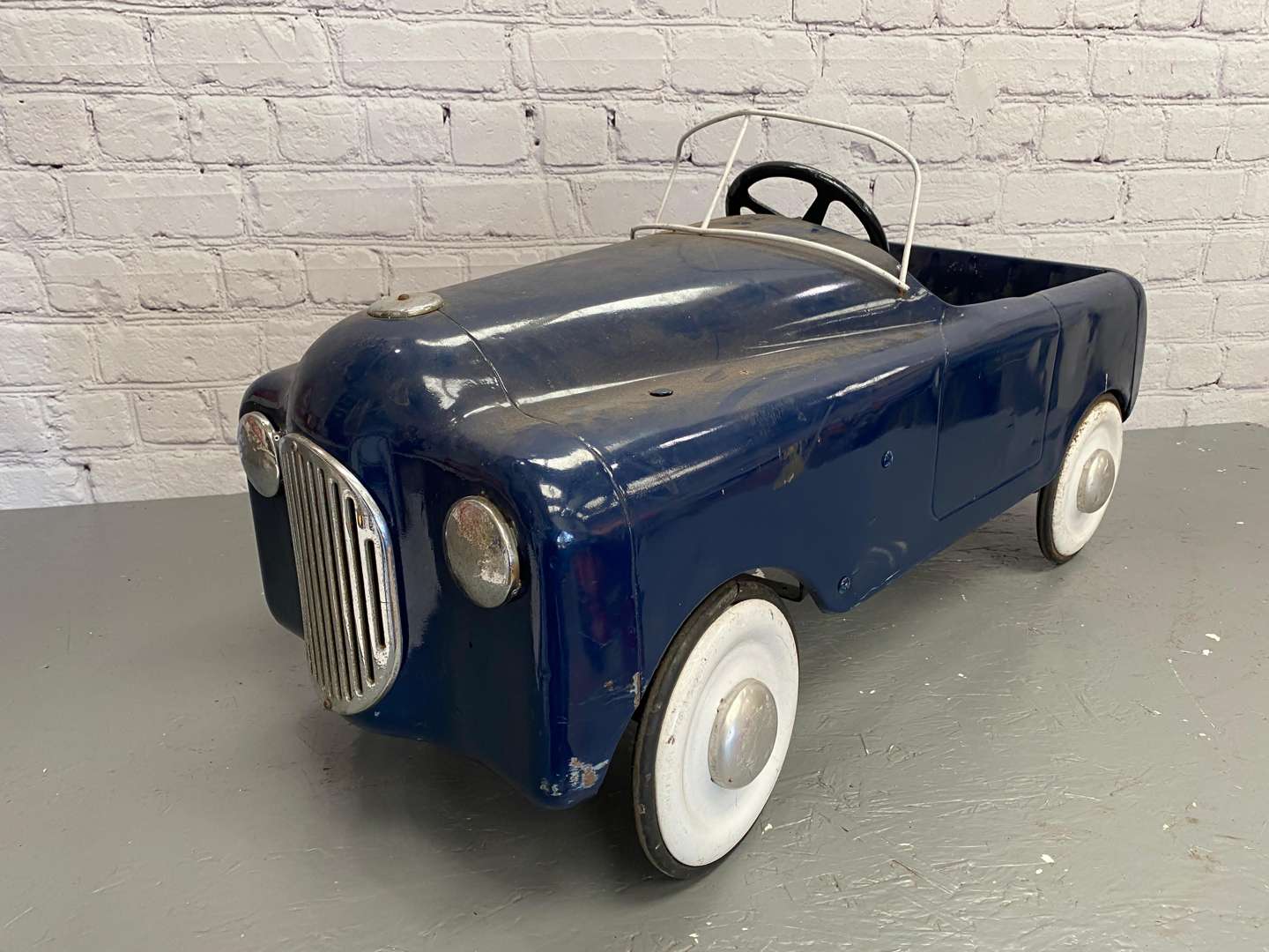 <p>Tri-ang, pressed steel pedal car,</p>