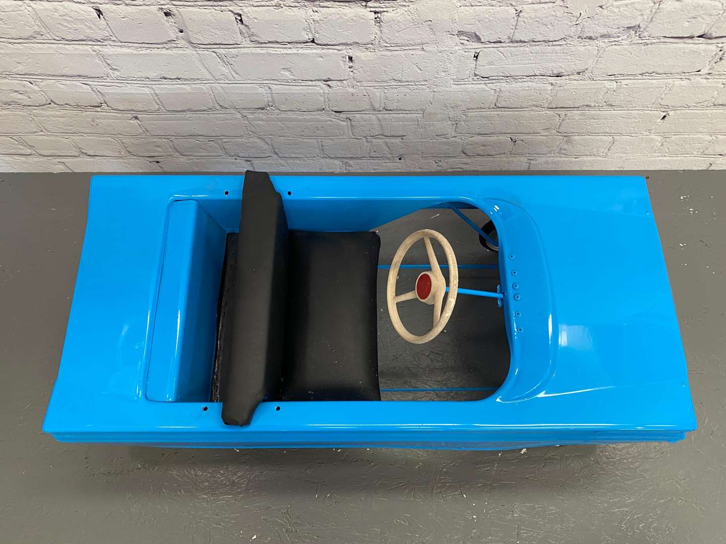 <p>Tri-ang, a 1960's pressed steel pedal car, 4HF,&nbsp;</p>