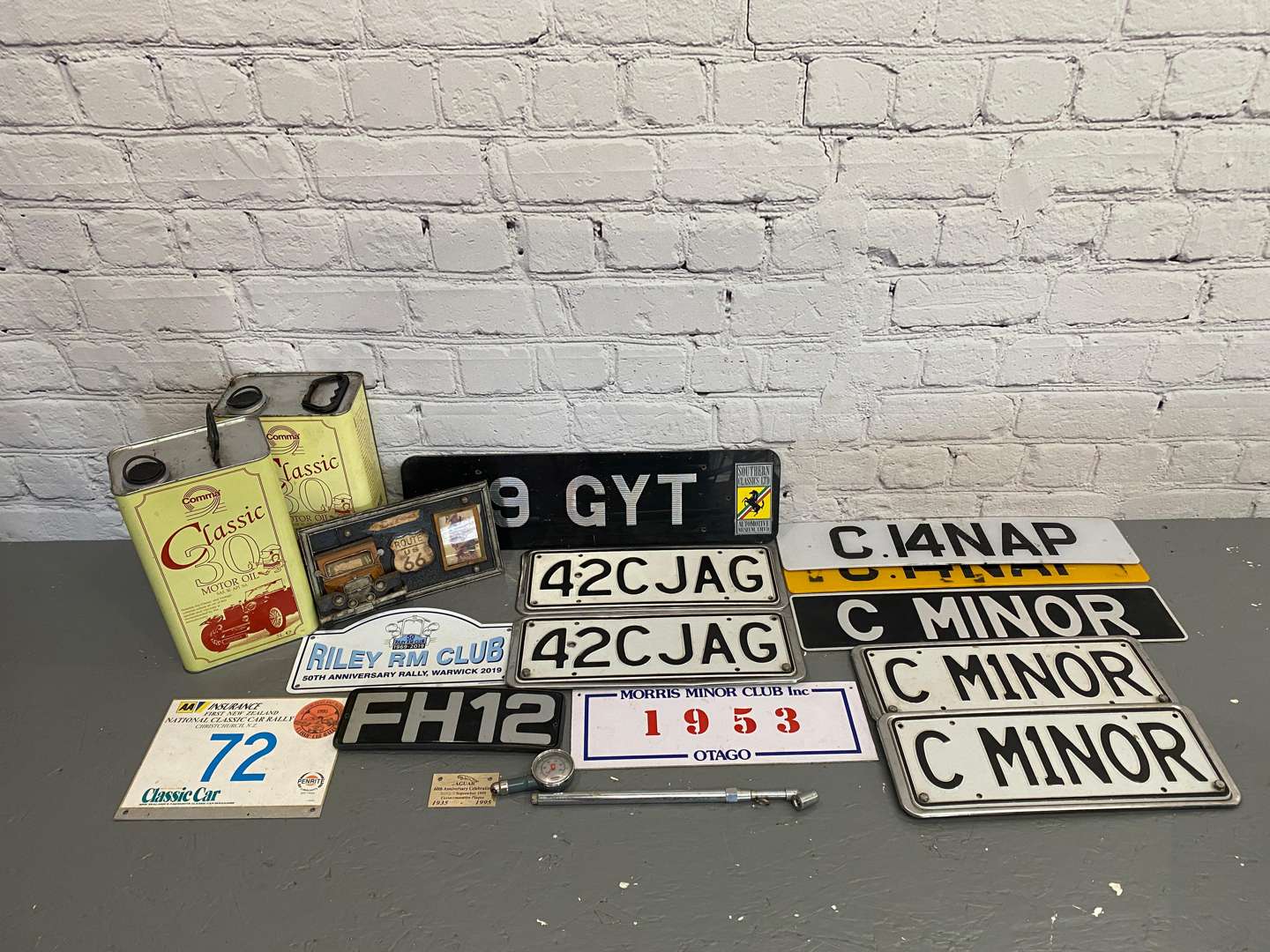 <p>A mixed lot comprising,</p>