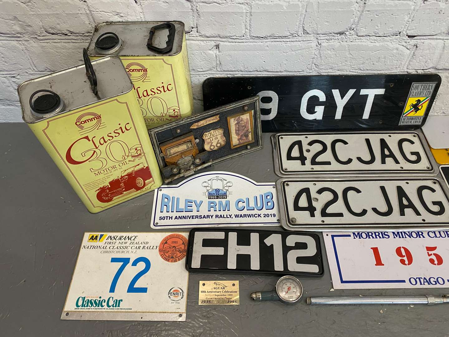 <p>A mixed lot comprising,</p>