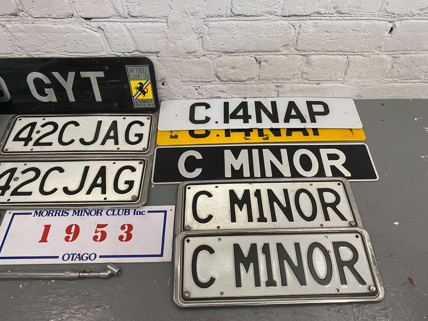 <p>A mixed lot comprising,</p>