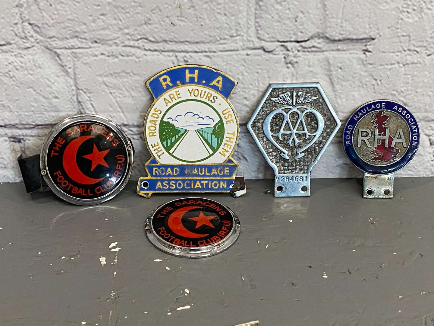<p>A mixed lot of vehicle badges comprising,</p>