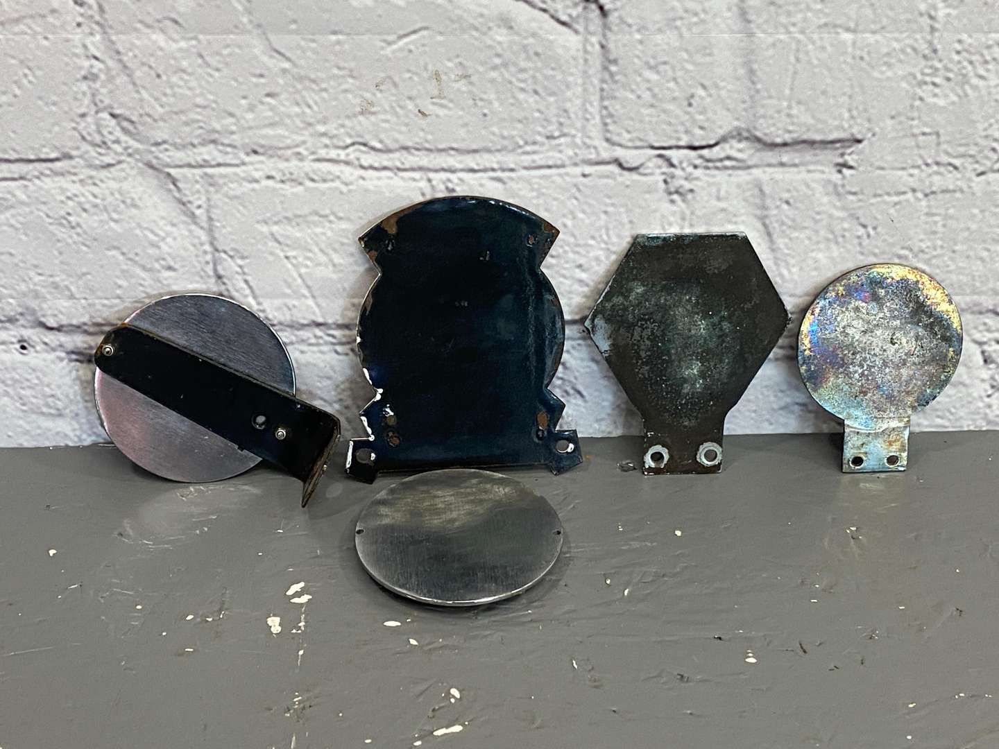 <p>A mixed lot of vehicle badges comprising,</p>