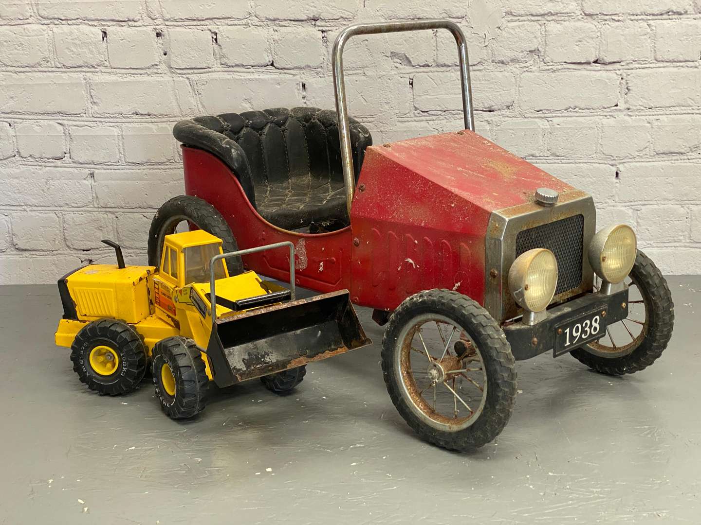 <p>A mixed lot comprising,</p>