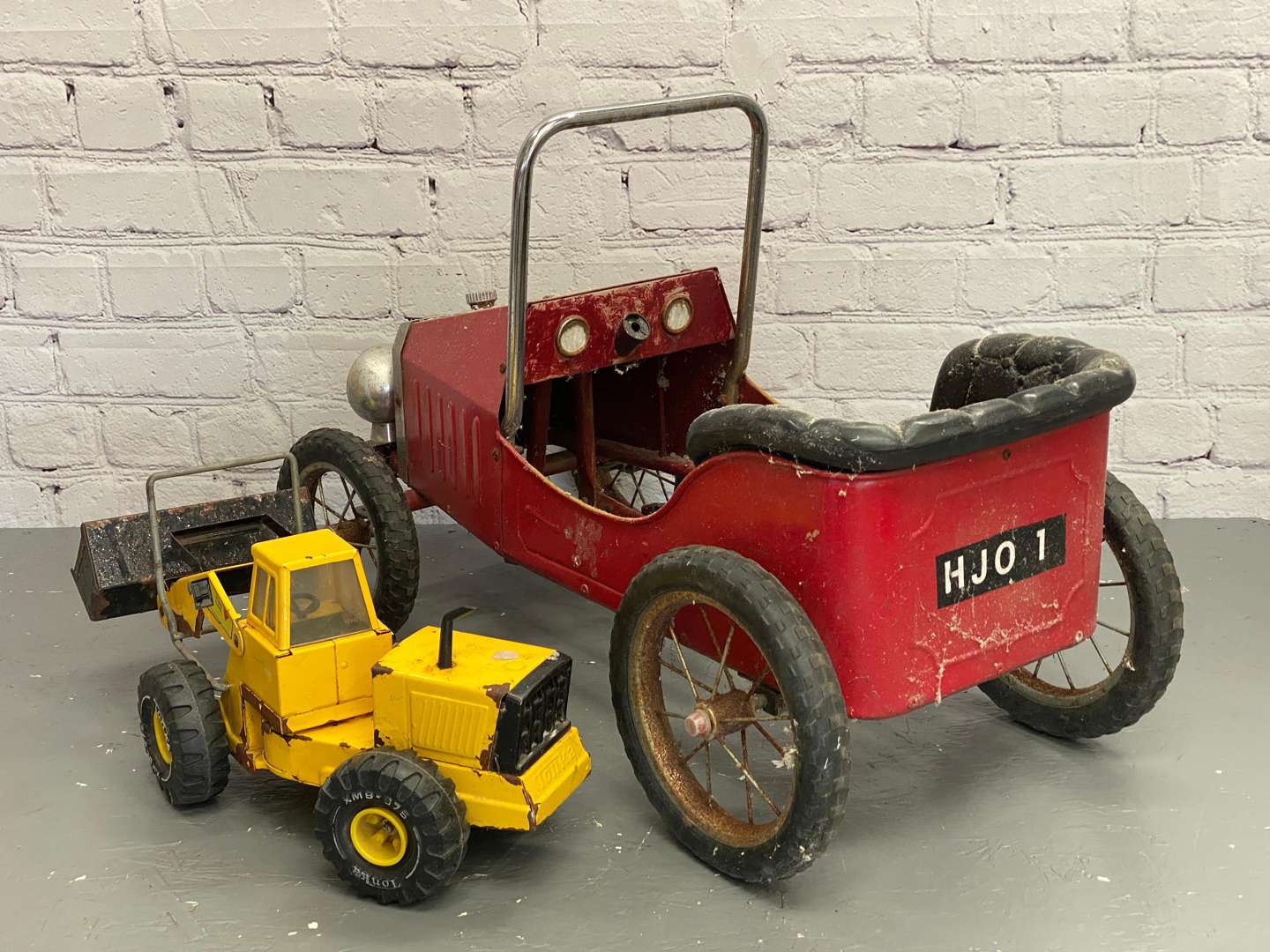 <p>A mixed lot comprising,</p>