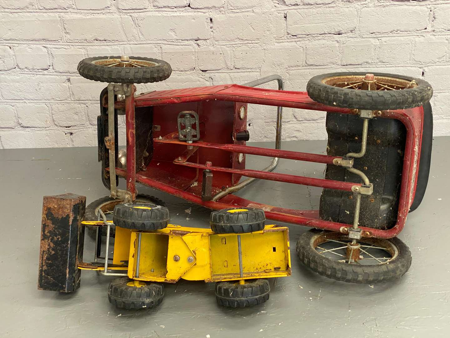 <p>A mixed lot comprising,</p>