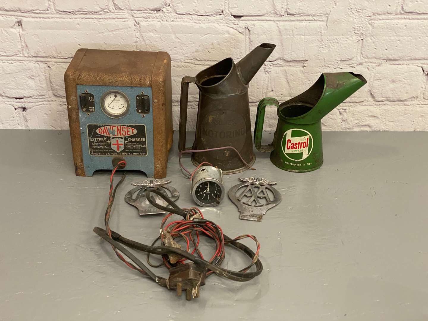 <p>A mixed lot comprising,&nbsp;</p>