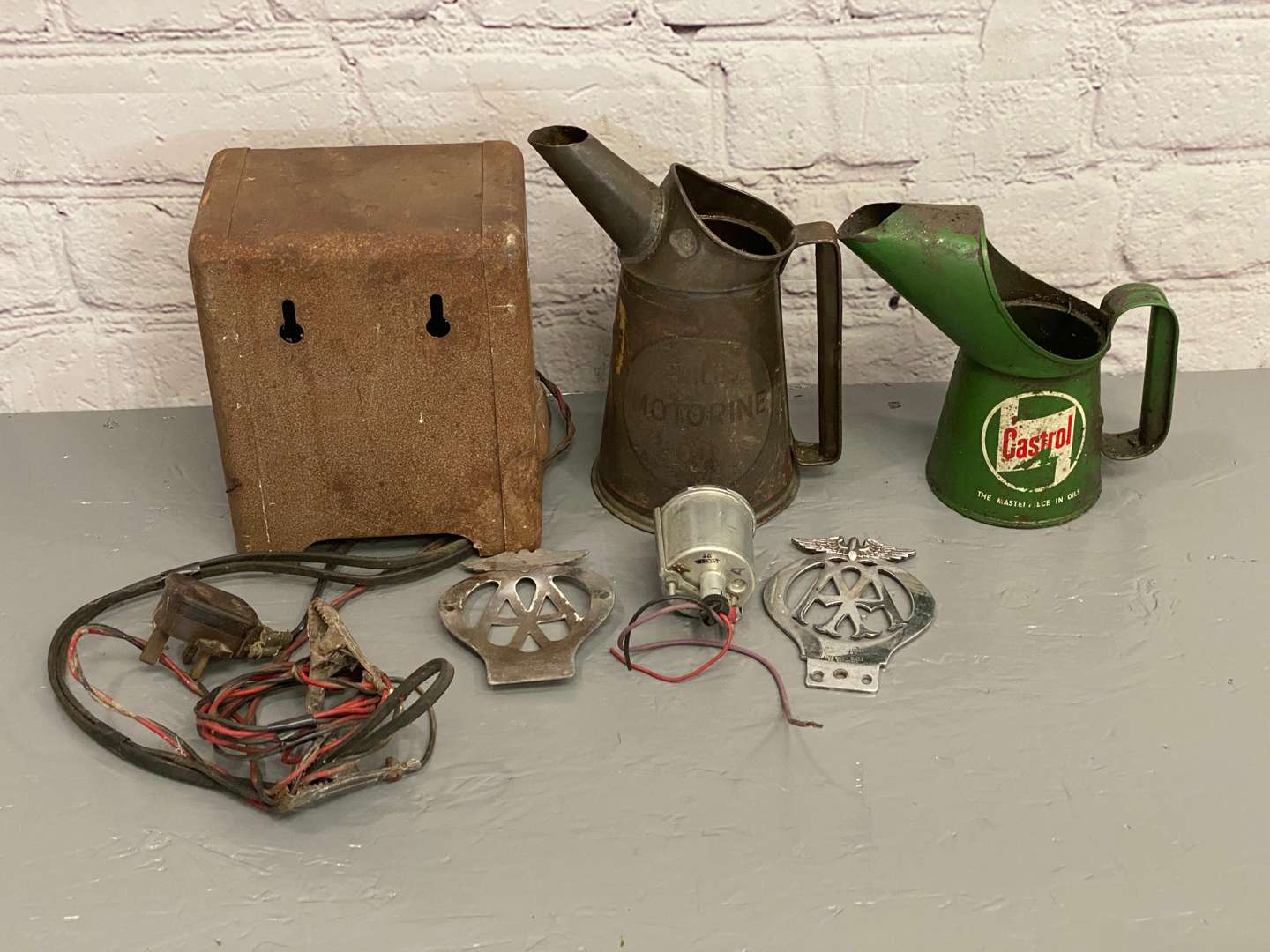 <p>A mixed lot comprising,&nbsp;</p>