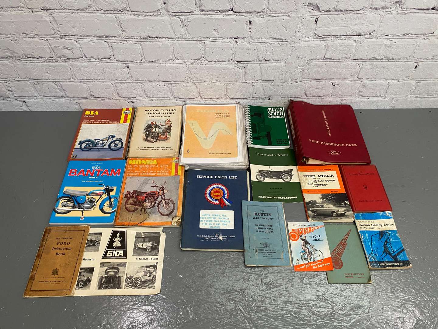 <p>A mixed lot comprising,</p>