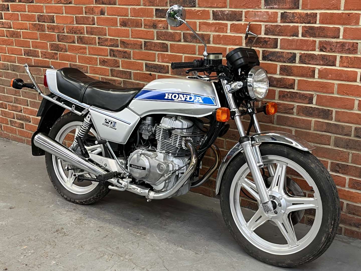 <p>1978 HONDA SUPERDREAM</p>