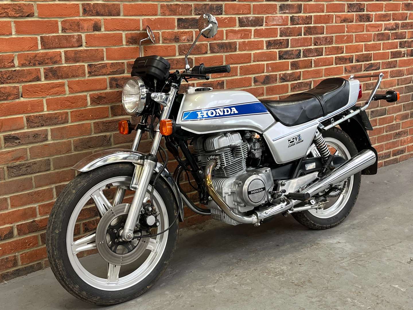 <p>1978 HONDA SUPERDREAM</p>