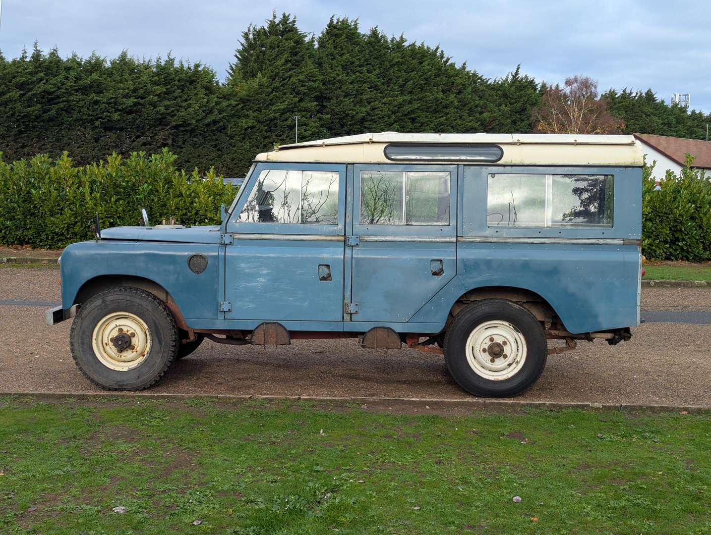 <p>1976 LAND ROVER SIII 109" STATION WAGON</p>